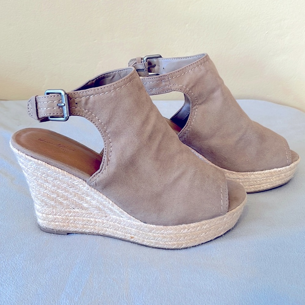 Light tan, open toed, Wedge heel w/elastic buckle ankle Universal Thread sandals